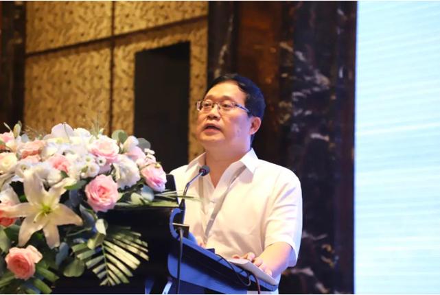 中國有色金屬工業協會鈦鋯鉿分會副會長兼秘書長安仲生作報告中國有色